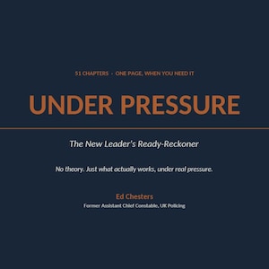 Puede incluir: Una portada de libro azul oscuro con texto naranja que dice: 51 CHAPTERS - ONE PAGE, WHEN YOU NEED IT, UNDER PRESSURE, The New Leader's Ready-Reckoner, No theory. Just what actually works, under real pressure., Ed Chesters, Former Assistant Chief Constable, UK Policing.