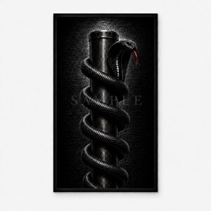 Könnte beinhalten: Ein gerahmter vertikaler Wandkunstdruck, der eine schwarze Kobra zeigt, die sich eng um eine dunkle metallische zylindrische Stange windet. Die Schlange hat eine ausgeprägte Haube und eine leuchtend rote gespaltene Zunge. Das Wort SAMPLE ist in Grau gedruckt.