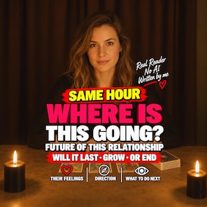 Könnte beinhalten: Eine Person sitzt hinter einem Tisch mit zwei schwarzen Kerzen und Tarotkarten. Der Text lautet: SAME HOUR WHERE IS THIS GOING? FUTURE OF THIS RELATIONSHIP WILL IT LAST GROW OR END. Symbole zeigen ein Herz, einen Kompass und ein Auge mit den Beschriftungen: THEIR FEELINGS, DIRECTION, WHAT TO DO NEXT.