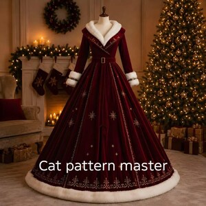 Puede incluir: Un vestido largo de terciopelo rojo intenso con cuello y dobladillo de piel sintética blanca, mangas largas con puños de piel, cintura con cinturón y bordados dorados de estrellas y volutas. El texto "Cat pattern master" es visible abajo.