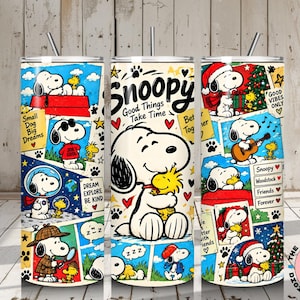 Peut inclure: Un gobelet cylindrique présentant un collage d'illustrations de Snoopy et Woodstock. Le design inclut Snoopy dans diverses tenues, dont astronaute et détective, avec des textes comme Snoopy, Good Things Take Time et Small Dog Big Dreams. Le gobelet possède une paille métallique et un imprimé graphique coloré de style bande dessinée.