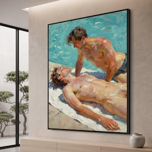 Puede incluir: Una pintura al óleo en un marco negro que representa a dos figuras junto a una piscina. Una figura yace sobre una toalla blanca en la cubierta de piedra, mientras la otra se inclina sobre ella. El agua es azul turquesa y los tonos de piel son cálidos.
