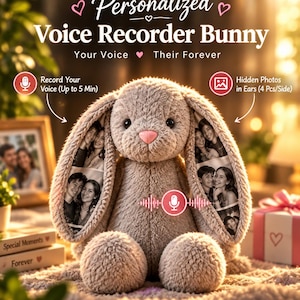 Peut inclure: Un lapin en peluche beige avec de longues oreilles ornées de photos imprimées. Le texte indique Personalized Voice Recorder Bunny, Your Voice Their Forever, Record Your Voice (Up to 5 Min) et Hidden Photos in Ears (4 Pcs/Side).