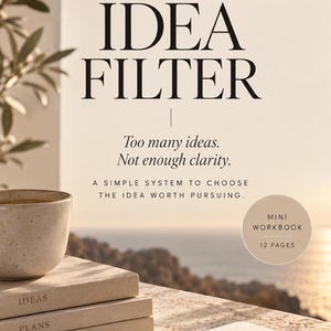 Può includere: Un mini quaderno di esercizi intitolato The Idea Filter con il testo Too many ideas. Not enough clarity. A simple system to choose the idea worth pursuing. Include una pila di tre libri etichettati Ideas, Plans, A Focused Life, una tazza in ceramica e una penna.