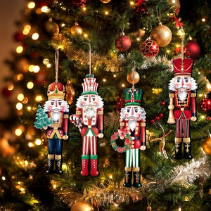 Conjunto de 12 enfeites de quebra-nozes, soldadinhos de madeira pintados para decoração de árvore de Natal, nas cores vermelho e verde.