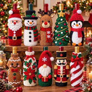 Könnte beinhalten: Zehn gehäkelte Flaschenhüllen mit weihnachtlichen Motiven, darunter der Weihnachtsmann, ein Schneemann, ein Rentier, ein Weihnachtsbaum, ein Pinguin, ein Lebkuchenmann, ein Weihnachtsstern, ein Wichtel, ein Nussknacker und Zuckerstangen.