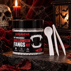 Puede incluir: Un frasco de plástico transparente lleno de pequeñas cuentas blancas moldeables etiquetado como Serlavexa DIY Moldable Halloween Fangs Kit, 60g, con una cuchara de plástico blanca y unas pinzas de plástico blancas junto al frasco sobre una superficie oscura.