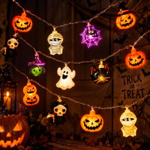 Könnte beinhalten: Eine LED-Lichterkette mit Halloween-Motiven, bestehend aus verschiedenen beleuchteten Figuren wie orangefarbenen Kürbissen, weißen Mumien, einem violetten Spinnennetz, einer grünen Hexe, einem weißen Geist, einer schwarzen Katze und einem Skelett.