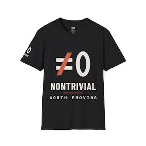 Può includere: Una t-shirt nera a maniche corte con una grafica composta da un segno uguale bianco, una barra obliqua rossa e uno zero bianco. Sotto, il testo NONTRIVIAL in bianco, una linea orizzontale rossa e il testo WORTH PROVING in bianco.