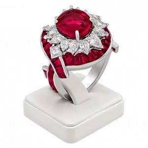 Bague en argent massif S925 sertie d'un rubis rouge sang de pigeon ovale de synthèse, idéale pour un anniversaire ou comme pierre de naissance en juillet. Un cadeau parfait !