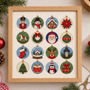 Pode incluir: Uma moldura de madeira quadrada contendo um bordado em ponto cruz com dezasseis ornamentos de Natal circulares. Os desenhos incluem um quebra-nozes, boneco de neve, casa de gengibre, poinsétia, cavalo de baloiço, coroa, Pai Natal, bola, meia, globo de neve, rena, lanterna, árvore, tambor, pinguim e presente.
