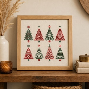 Könnte beinhalten: Ein quadratisch gerahmtes Kreuzstichbild mit acht stilisierten Weihnachtsbäumen in zwei Reihen. Die Bäume wechseln sich in den Farben Rot und Grün ab und zeigen jeweils einzigartige geometrische Muster auf einem hellbeigen Stoffhintergrund.