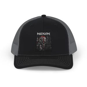Peut inclure: Une casquette trucker noire et grise avec une impression graphique sur le panneau avant. Le motif montre un crâne avec des accents rouges, des dessins techniques et le texte NOXEN. La casquette a un devant noir uni, une visière courbée et des panneaux arrière en filet.