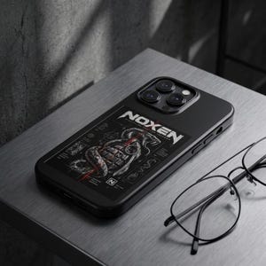 Puede incluir: Una funda de smartphone negra con un diseño gráfico de una serpiente enroscada alrededor de una granada de mano. El texto NOXEN está impreso en blanco en la parte superior, con arte lineal técnico y pequeños diagramas rodeando la ilustración.
