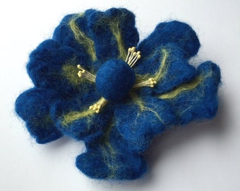 Ansteckblume handgemacht, nass gefilzte Wolle Blume, Schmuck blau und gelb, Filz Blume Haarschmuck, Blume Filz Anstecknadel, Ansteckblume, Ansteckblume