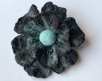 Brosche Blumen, nassgefilzter Schmuck, Anstecknadel Filzblume, Anstecknadel schwarz und türkis, Filzblumen Brosche, Filzblumen Brosche, nassgefilzte Brosche, Geschenk für Sie