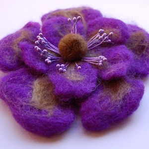 Filz Blume Brosche, handgefilzte Wolle Schmuckelement, lila und braun, natürliche Wolle, Blume Anstecknadel lila, weiche Stoffblume