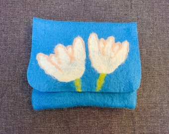 Gevilte zakje, blauwe Gevilte zakje met bloem decoratie, rits gesloten wol portemonnee, cosmetica case, cadeau voor haar, hand vilten blauwe tas