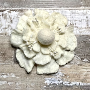 Gefilzte Blume Brosche, gefilzte Wolle Schmuck, Geschenke für Sie, weiße Blume Haarspange, Blume Filznadel, Anstecknadel, Hochzeit Blume, Braut Brosche
