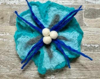 Filz Blume, Filzblume, Anstecknadel, Filzblume, Filzblume, Filzblume, Filzblume, Anstecknadel, Filzblume, Anstecknadel, Filzblume, Schattierungen von blau und weiß, Filzblume, Anstecknadel