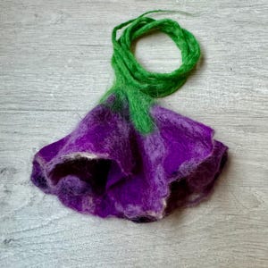 Halsband mit blume, filz schal, farben lila und grün, blumen kette woll, blumen schmuck, lila mohn, geschenk für sie