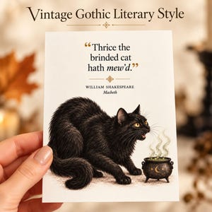 Op de afbeelding: Een rechthoekige kaart met een zwarte kat die naast een kleine, rokende zwarte ketel hurkt. De tekst luidt: Thrice the brinded cat hath mew'd. William Shakespeare, Macbeth. Bovenaan staat de tekst: Vintage Gothic Literary Style.