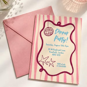 Puede incluir: Una tarjeta de invitación color crema con rayas rosas verticales, un borde ondulado rosa oscuro, una bola de discoteca y dos estrellas de mar. El texto dice: Dinner Party! Saturday, August 19th 6pm, 24 Willowbrook Lane, Rosefield, London AB12 3CD, RSVP to Emily 07 1234 567890. Incluye un sobre rosa a juego.