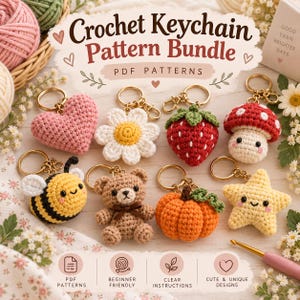 Peut inclure: Un ensemble de huit porte-clés au crochet comprenant un cœur rose, une marguerite blanche, une fraise rouge, un champignon, une abeille, un ours brun, une citrouille orange et une étoile jaune. Le texte indique Crochet Keychain Pattern Bundle.