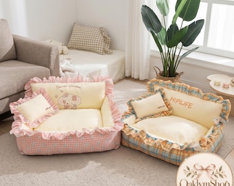 Sofá cama para mascotas de cuadros rosas, sofá para perros con volantes, linda cama para mascotas en tonos pastel con almohadas decorativas.