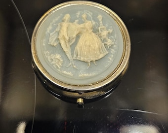 Vintage ronde pillendoos, deksel met blauwe camee van een verliefd stel, zilverkleurig sieradendoosje met 3 vakjes.