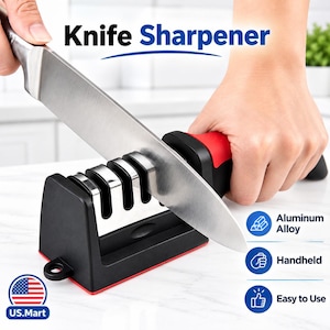 Może przedstawiać: Czarno-czerwona ręczna ostrzałka do noży z trzema szczelinami ostrzącymi. Urządzenie zawiera napisy Knife Sharpener, Aluminum Alloy, Handheld oraz Easy to Use. Srebrny metalowy nóż kuchenny jest umieszczony w jednej ze szczelin ostrzących.
