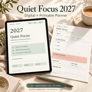 Puede incluir: Un planificador de productividad ADHD Quiet Focus 2027 digital e imprimible mostrado en una pantalla de tableta y una página impresa. El diseño incluye secciones para el enfoque diario, prioridades y pequeños logros en tonos verdes y melocotón.