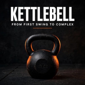 Op de afbeelding: Een zwarte gietijzeren kettlebell met de tekst 12 KG in reliëf op de voorzijde. Boven de kettlebell staat de tekst KETTLEBELL FROM FIRST SWING TO COMPLEX in witte letters met een oranje horizontale lijn die de tekst scheidt.
