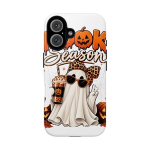 Könnte beinhalten: Eine weiße Smartphone-Hülle mit einer Grafik eines Geistes, der eine Schleife mit Leopardenmuster und eine Sonnenbrille trägt und ein Boba-Getränk hält. Der Text lautet SPOOKY SEASON in Orange. Das Design enthält orangefarbene Kürbisse und Spinnennetze.