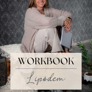 Könnte beinhalten: Ein Arbeitsbuch mit dem Titel WORKBOOK Lipödem AUF DER SUCHE NACH ANTWORTEN – DEIN LIPÖDEM RATGEBER. Das Cover zeigt eine Person in beiger Strickjacke und Hose mit einem Notizbuch, oben steht NATÜRLICH.STEPHANIE und in der Ecke ein Logo.