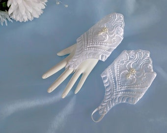 White vintage fingerless gloves, short at the wrist, perfect for Wedding, Graduation Ball, Special Evening