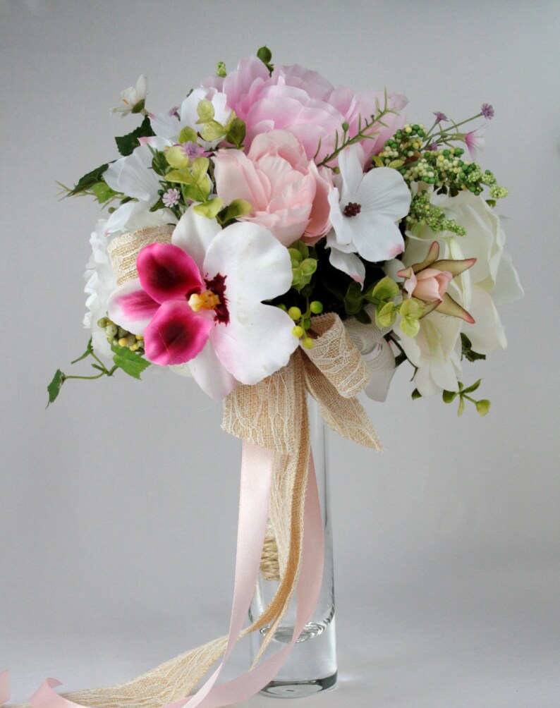 traditional wedding bouquet flowers