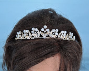 Elegant Wedding Diadem, Sparkling Crown adorned with Pearls and Rhinestones, Gold Tiara for an Unforgettable Touch of Luxury."