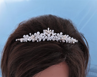 Elegant Wedding silver Diadem, Sparkling Crown with Pearls and rhinestones, Sophisticated Tiara for an Unforgettable Touch of Luxury.