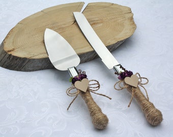 Service de couteaux de mariage rustique chic, Spatule & couteau décorés fleurs aubergines et coeur