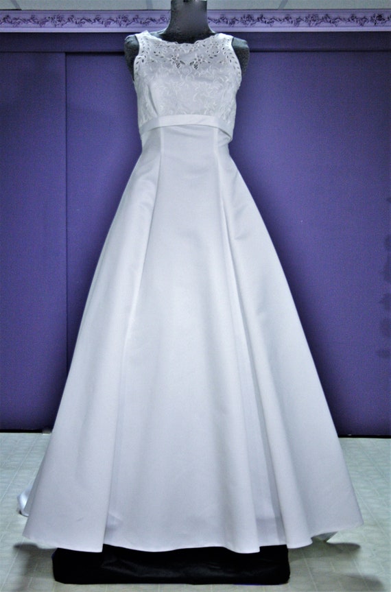 Vintage 90s wedding  gown in satin and English emb
