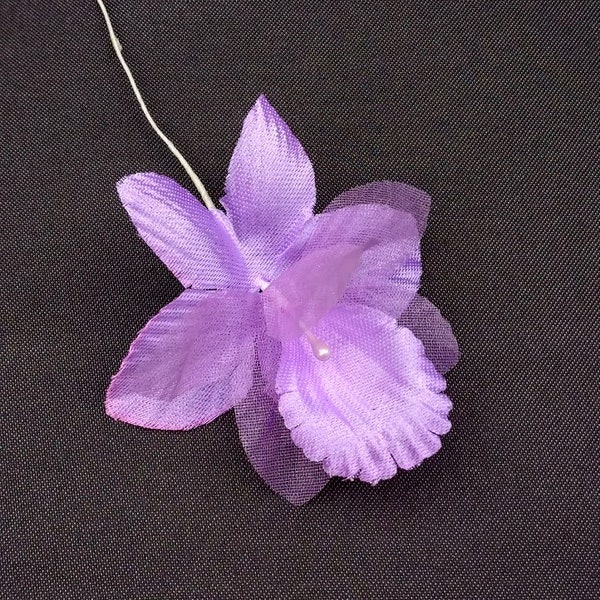 Superbe fleur vintage de chapellerie lilas rose, Orchidée en satin et organza sur tige avec perles, Paquet 6 fleurs d'artisanat, Fascinator