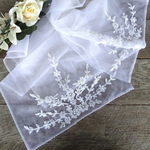 Écharpe en Tulle Blanc soyeux  ornée de magnifiques appliqués de dentelle, Châle vintage pour mariage soirée spéciale et bal