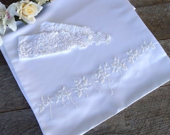 Elegant Silky White Satin Wedding shawl with Beaded Foliage Motifs, Vintage and Refined Evening stole or Ballroom Stole