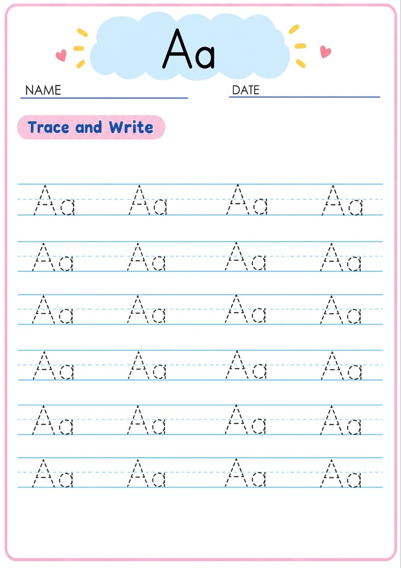 Pu&ograve; includere: Una scheda didattica bianca con la lettera Aa in alto all'interno di una nuvola blu. Sotto, le scritte Name e Date sono seguite da righe per scrivere. La sezione Trace and Write contiene sei righe di lettere Aa tratteggiate.