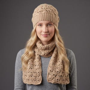 Peut inclure: Un bonnet en crochet beige et une écharpe en crochet assortie. Les deux articles présentent un motif ajouré répétitif avec un design texturé. Le bonnet a un bord côtelé et l'écharpe est longue avec un motif de maille cohérent.