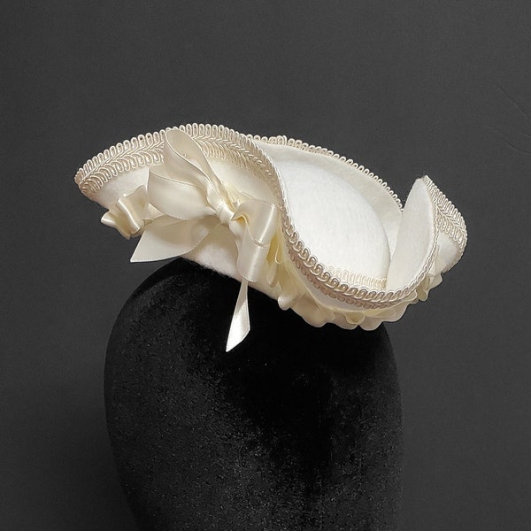 Beau Mariage Blanc et Ivoire Mini Tricorn Pirate Hat - Fabriqué sur commande