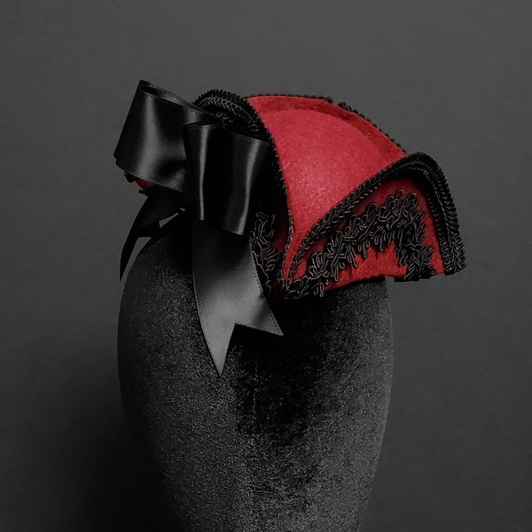 Zwart en Granaat Rood Mini Tricorn Pirate Hat - Made to Order