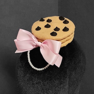 Adorable tocado o decoración de escritorio con forma de galleta con chispas de chocolate blanco o negro ~ Disponible en 6 colores de lazo
