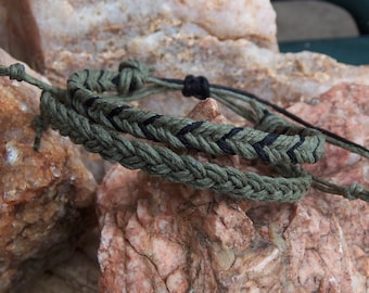 Ensemble de 2 bracelets de cheville ou bracelets en chanvre tressés en vert militaire avec une touche de queue de poisson en chanvre noir Surfer hippie tressé en chanvre pour homme, femme et autres